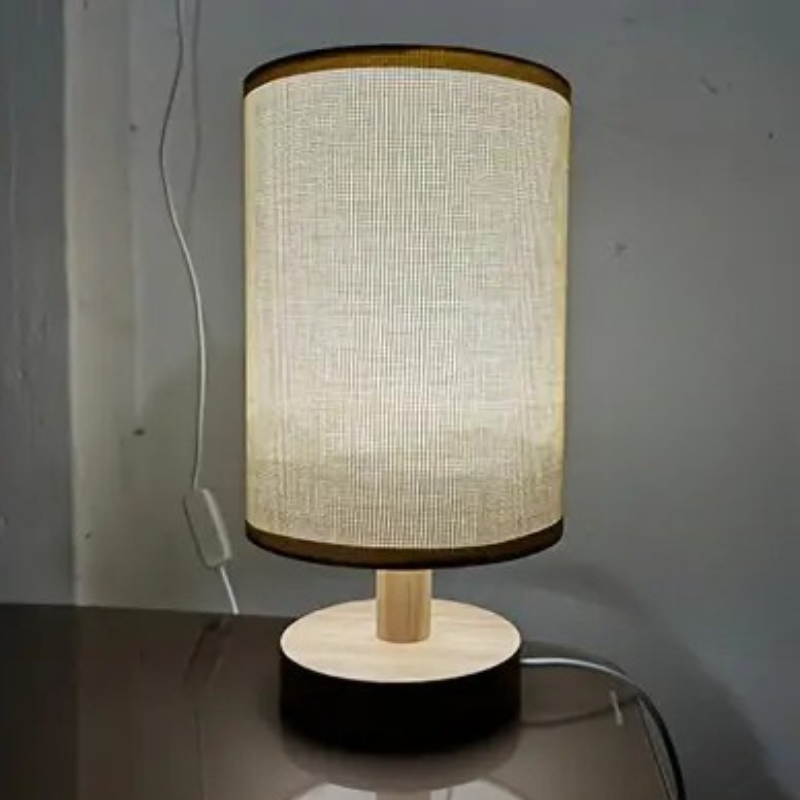 Minimalistische Japanse LED-Tafellamp met Houten Basis en Stoffen Kap