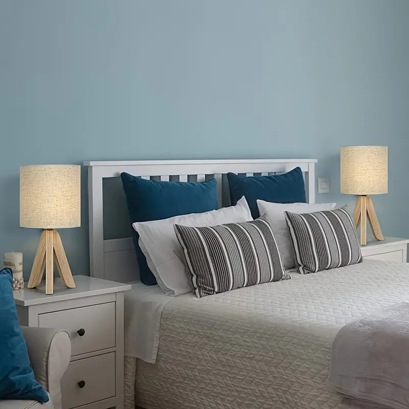 Minimalistische Tafellamp met Houten Driepootstatief en Stoffen kap