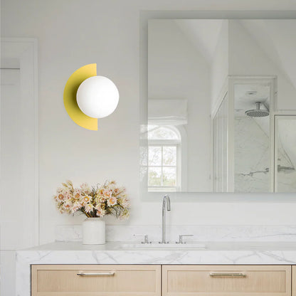 Minimalistische Kleurrijke Wandlamp met Elegante Glazen Kap