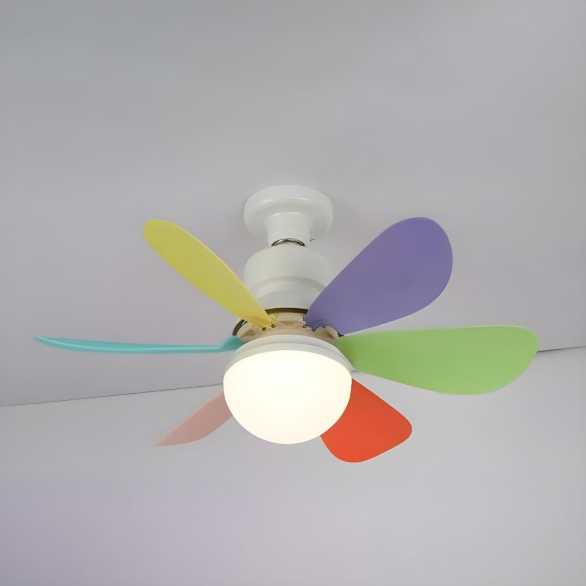 Kleurrijke Moderne Plafondventilator met 6 Bladen en Geïntegreerde LED