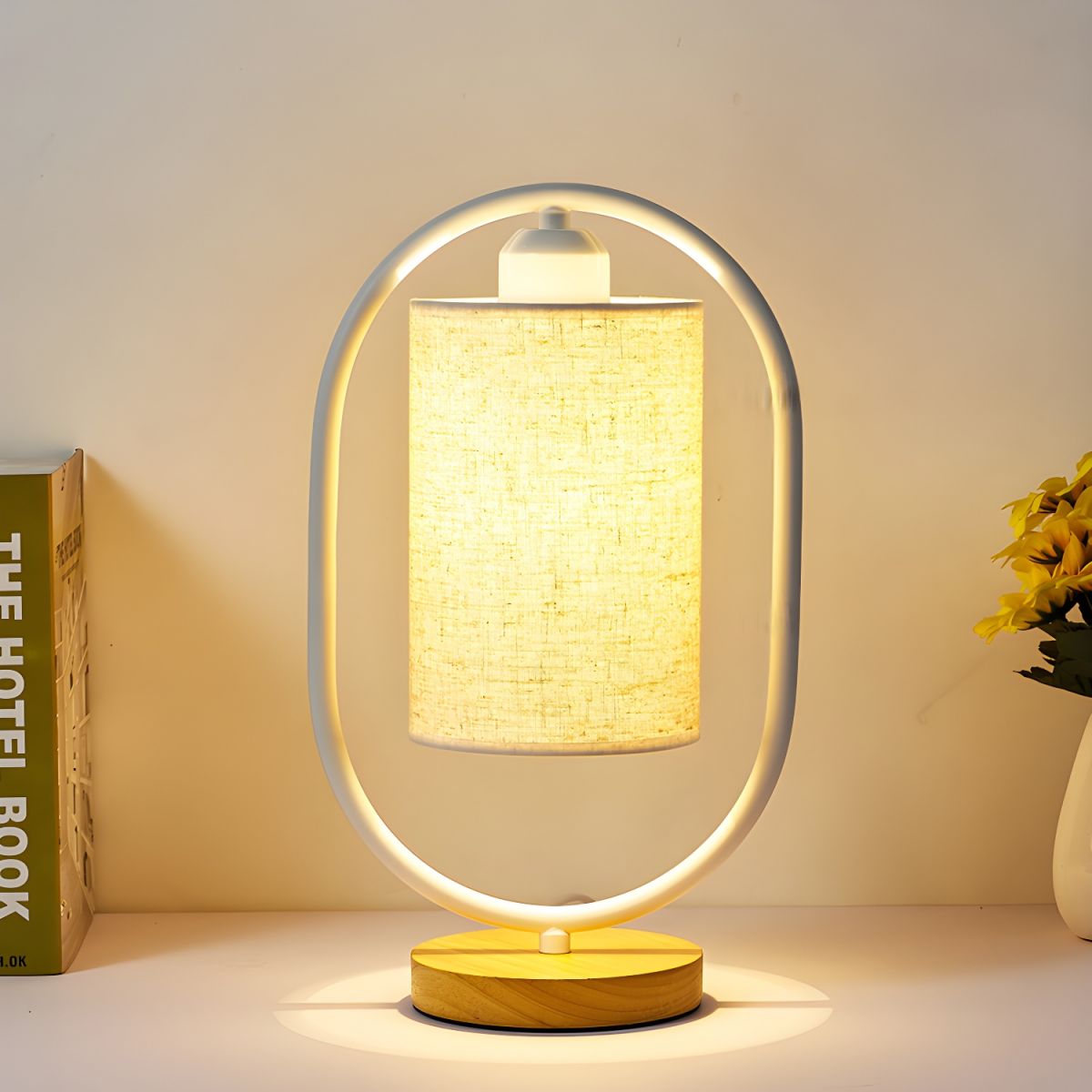 Moderne Tafellamp met Stoffen Kap en Houten Voet