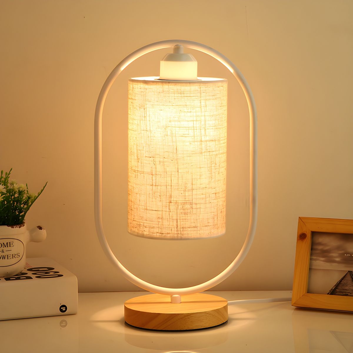 Moderne Tafellamp met Stoffen Kap en Houten Voet