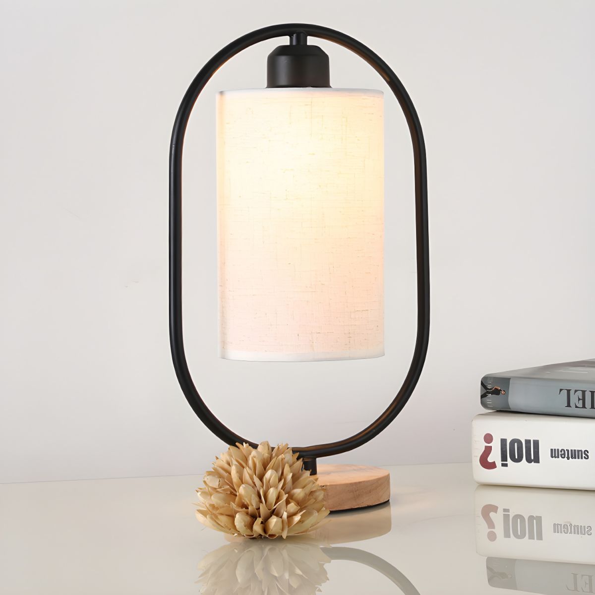Moderne Tafellamp met Stoffen Kap en Houten Voet
