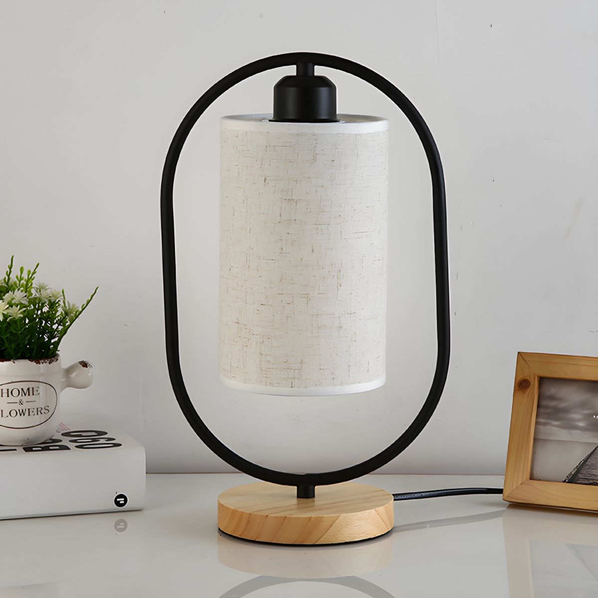 Moderne Tafellamp met Stoffen Kap en Houten Voet