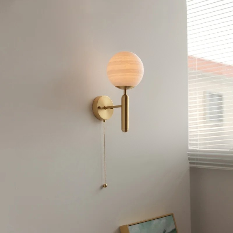 Moderne Wandlamp met Trekschakelaar & Matglazen Kap