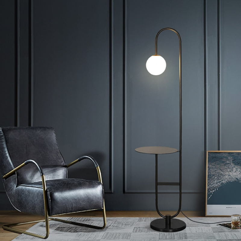 Scandinavische Vloerlamp met Ronde Tafel