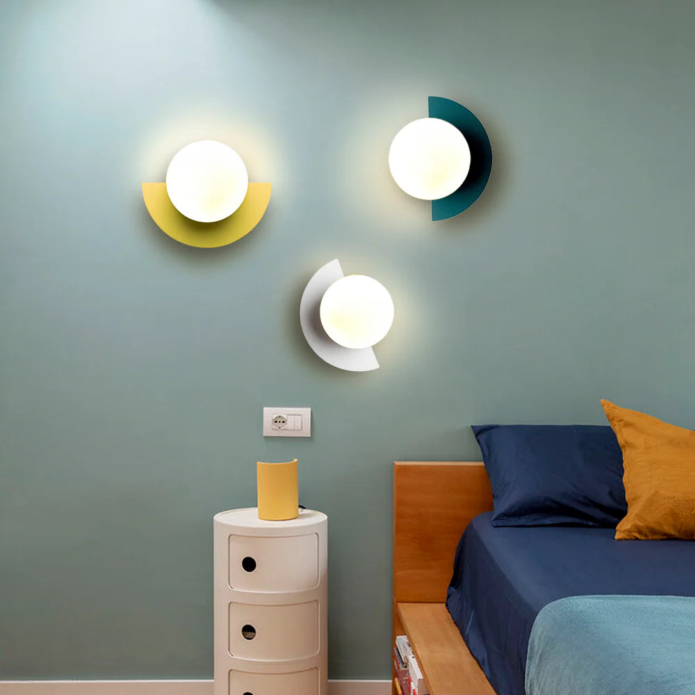 Minimalistische Kleurrijke Wandlamp met Elegante Glazen Kap