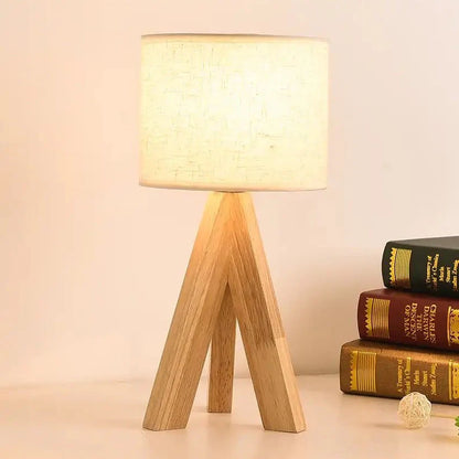 Houten Driepoot Tafellamp met Stoffen Kap voor Gezellige Sfeer