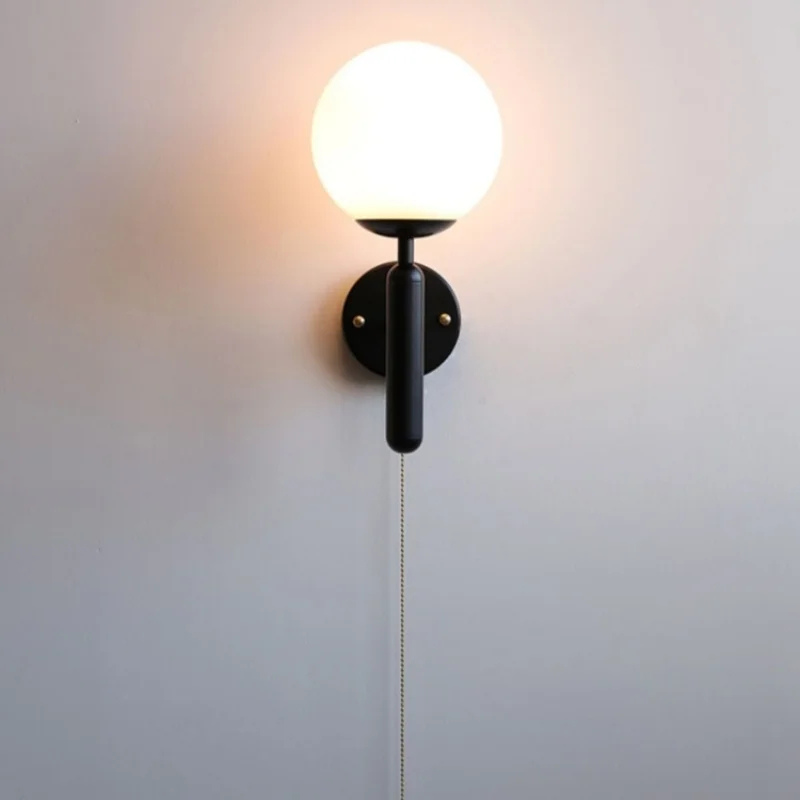 Moderne Wandlamp met Trekschakelaar & Matglazen Kap