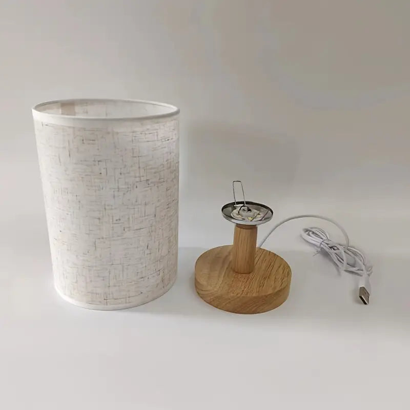 Minimalistische Japanse LED-Tafellamp met Houten Basis en Stoffen Kap