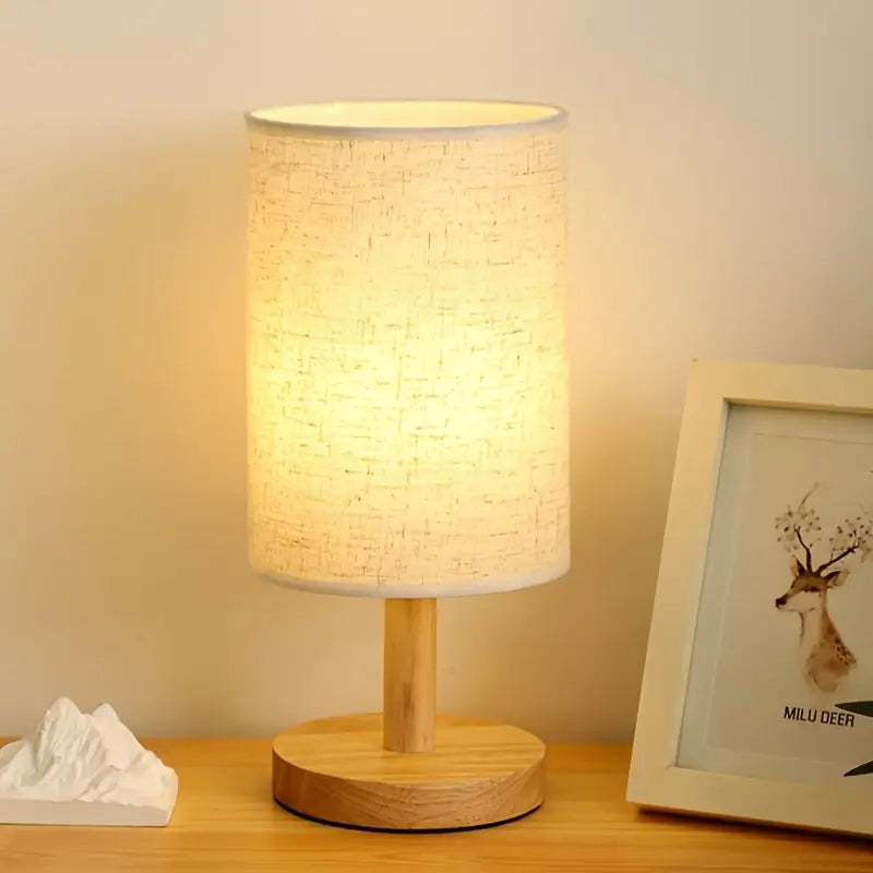 Minimalistische Japanse LED-Tafellamp met Houten Basis en Stoffen Kap