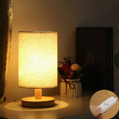 Minimalistische Japanse LED-Tafellamp met Houten Basis en Stoffen Kap