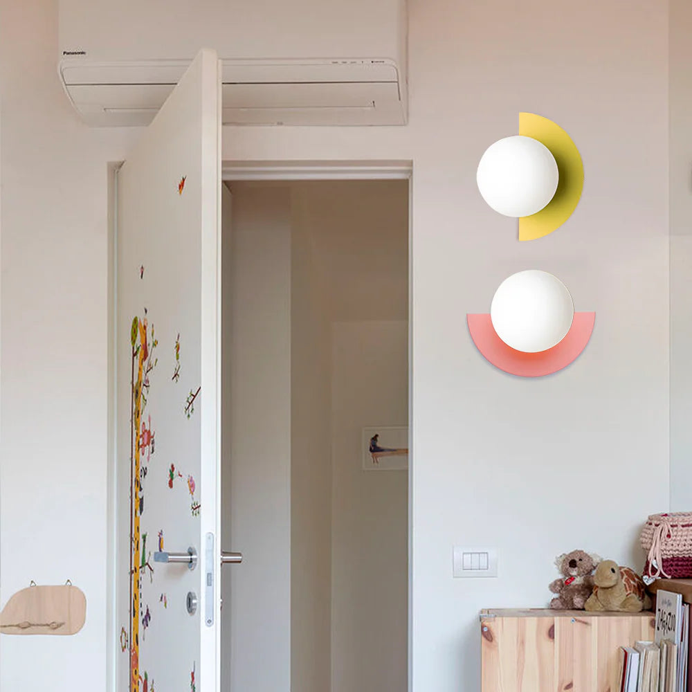 Minimalistische Kleurrijke Wandlamp met Elegante Glazen Kap