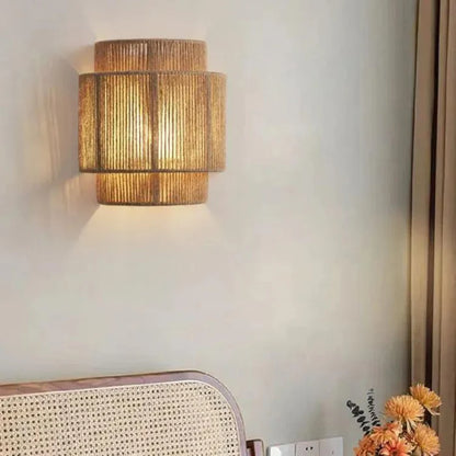 Vintage LED Wandlamp van Rotan en Metaal