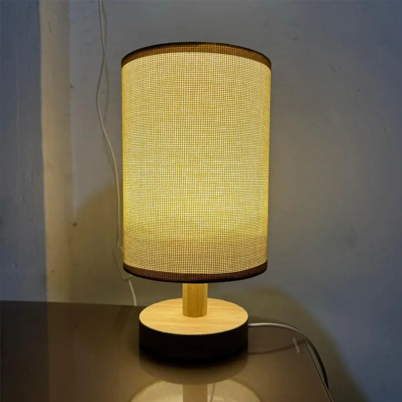 Minimalistische Japanse LED-Tafellamp met Houten Basis en Stoffen Kap
