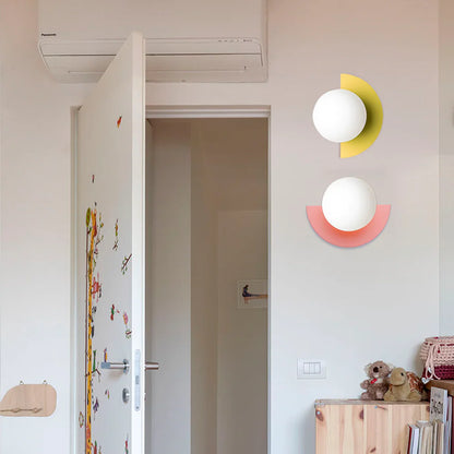 Minimalistische Kleurrijke Wandlamp met Elegante Glazen Kap