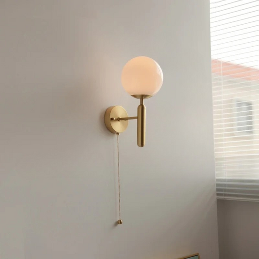 Moderne Wandlamp met Trekschakelaar & Matglazen Kap