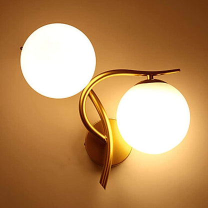 Moderne Glazen Bol Wandlamp met Gouden Afwerking