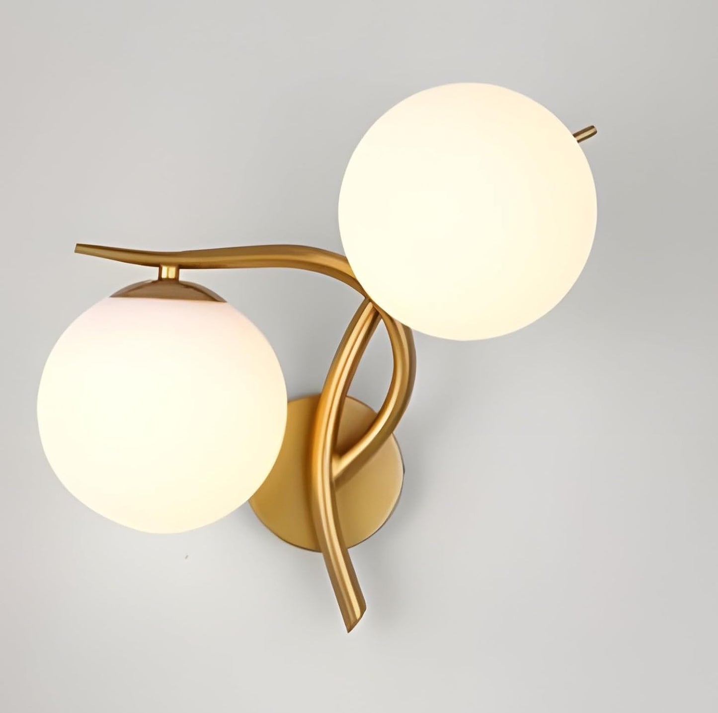 Moderne Glazen Bol Wandlamp met Gouden Afwerking