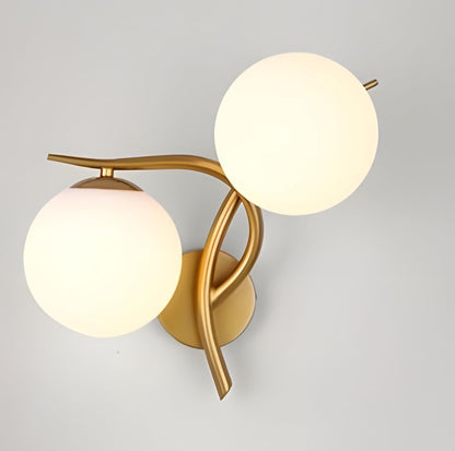Moderne Glazen Bol Wandlamp met Gouden Afwerking
