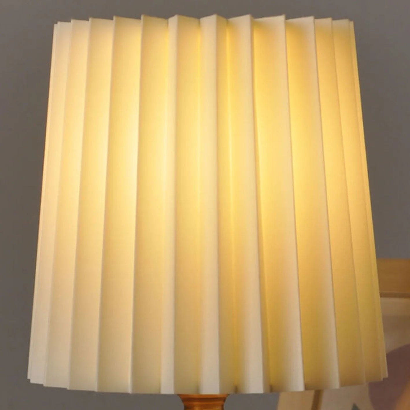 Vintage Koreaanse Houten Tafellamp met Geplooide Stoffen Kap