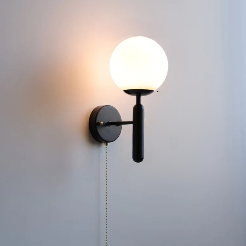 Moderne Wandlamp met Trekschakelaar & Matglazen Kap