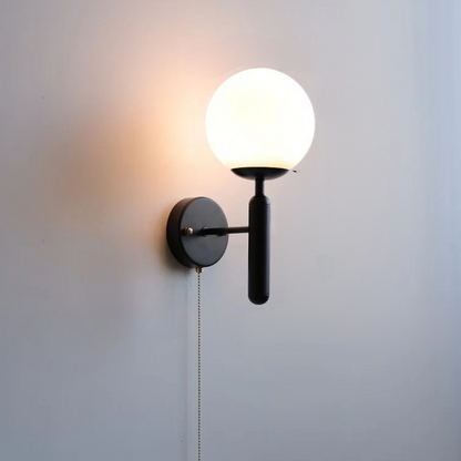 Moderne Wandlamp met Trekschakelaar & Matglazen Kap