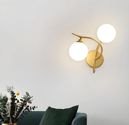 Moderne Glazen Bol Wandlamp met Gouden Afwerking