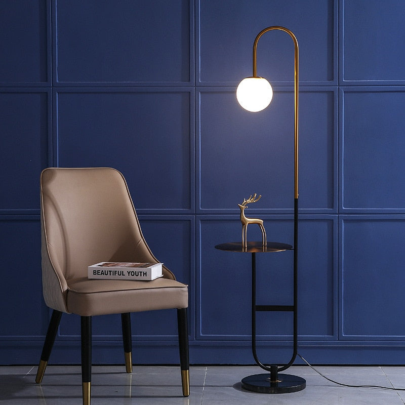 Scandinavische Vloerlamp met Ronde Tafel