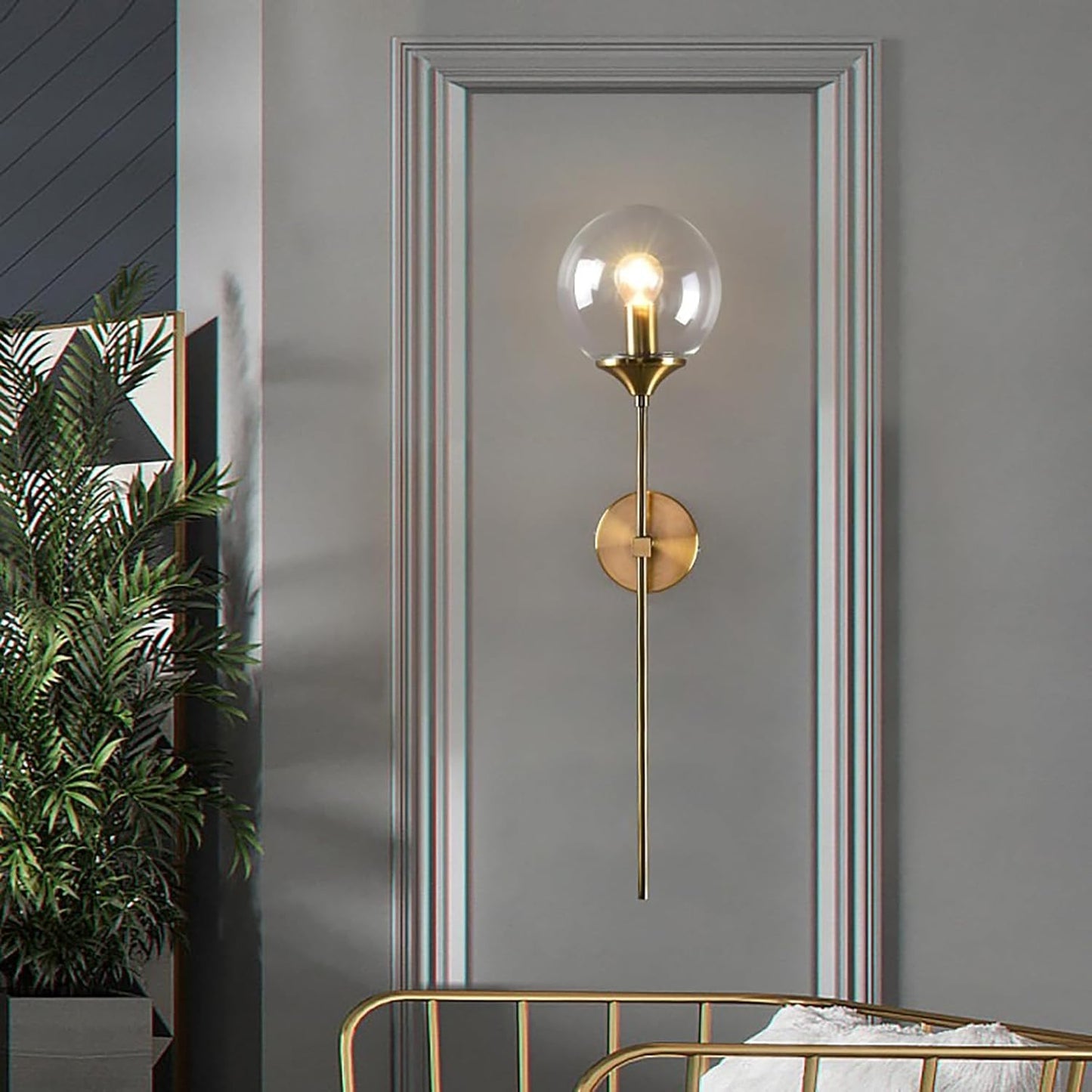 Luxe Wandlamp met Gouden Frame en Glazen Bol
