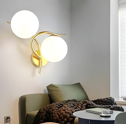 Moderne Glazen Bol Wandlamp met Gouden Afwerking