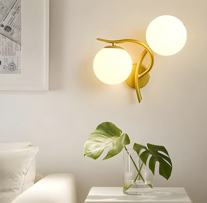 Moderne Glazen Bol Wandlamp met Gouden Afwerking