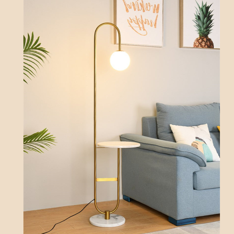 Scandinavische Vloerlamp met Ronde Tafel