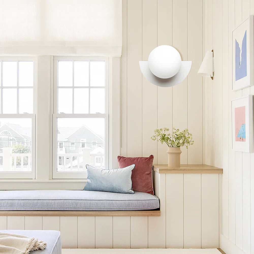 Minimalistische Kleurrijke Wandlamp met Elegante Glazen Kap