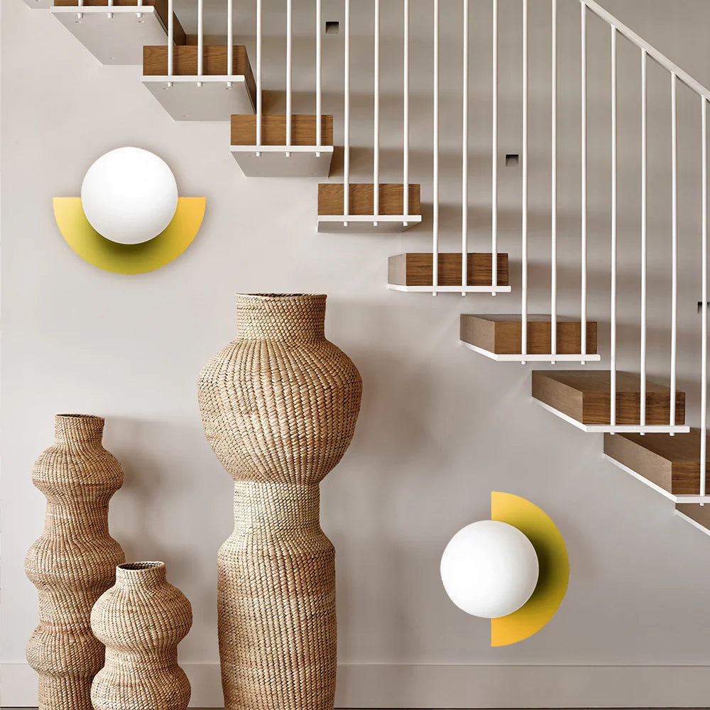 Minimalistische Kleurrijke Wandlamp met Elegante Glazen Kap