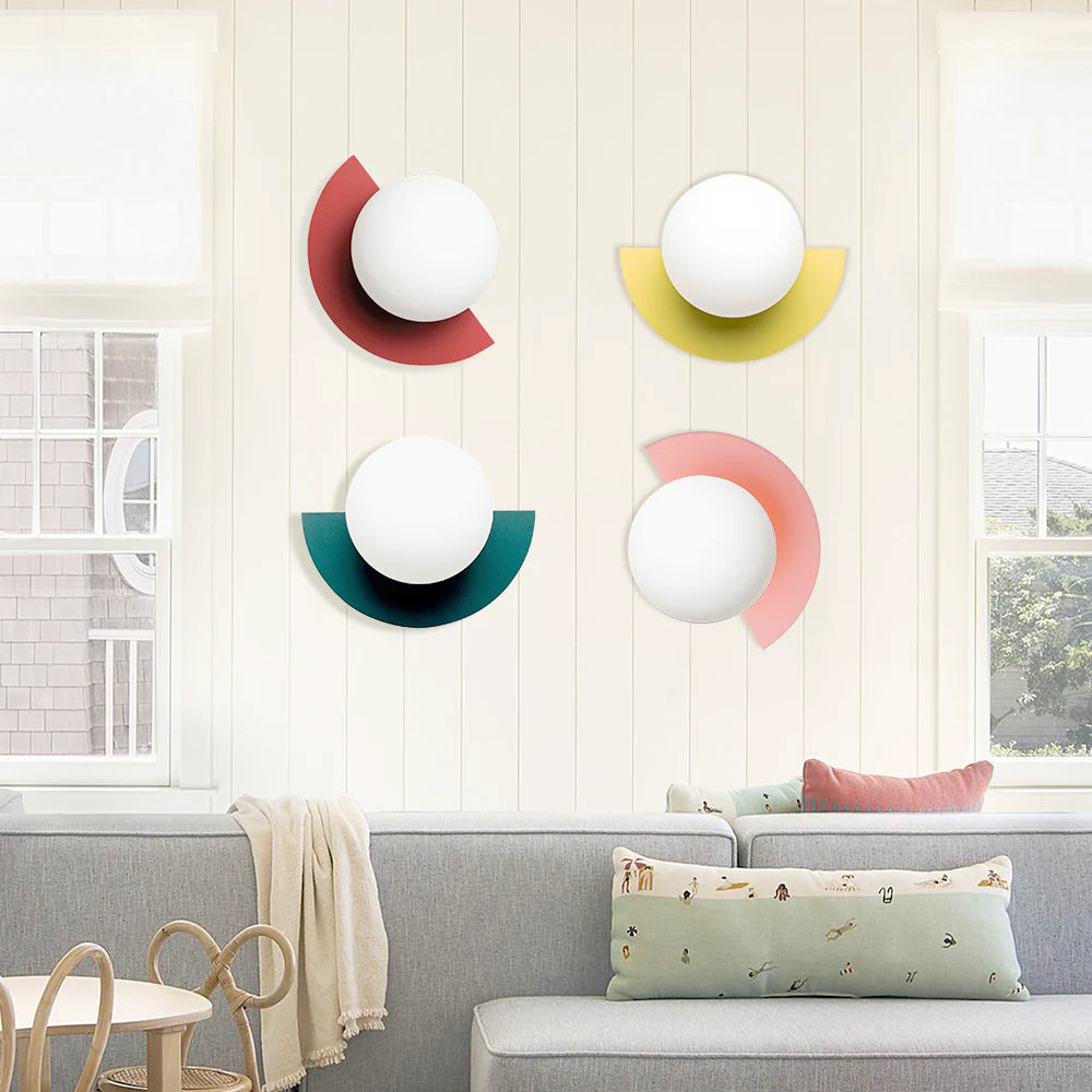 Minimalistische Kleurrijke Wandlamp met Elegante Glazen Kap