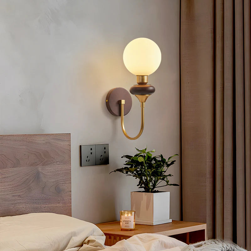 Vintage Glazen Bol Gebogen Houten Arm Wandlamp