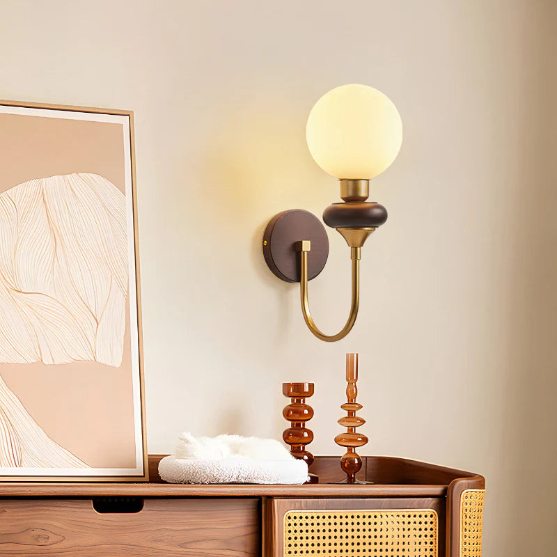Vintage Glazen Bol Gebogen Houten Arm Wandlamp