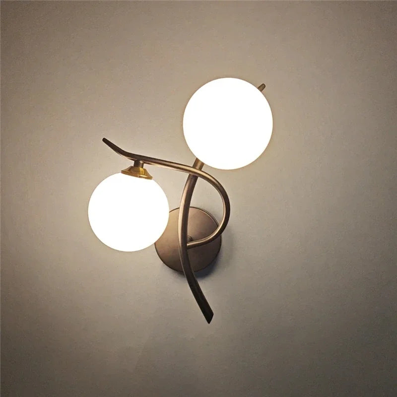Moderne Glazen Bol Wandlamp met Gouden Afwerking