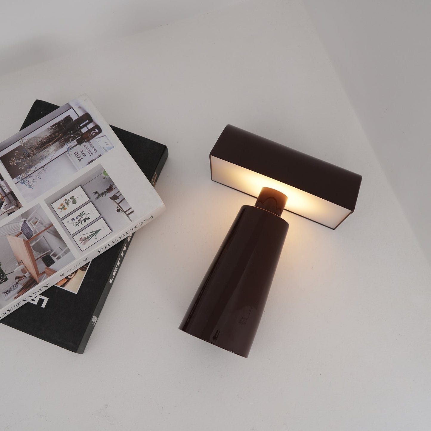 Minimalistische Draagbare Tafellamp met Fijne Touch