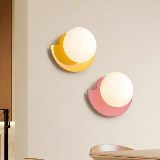 Minimalistische Kleurrijke Wandlamp met Elegante Glazen Kap