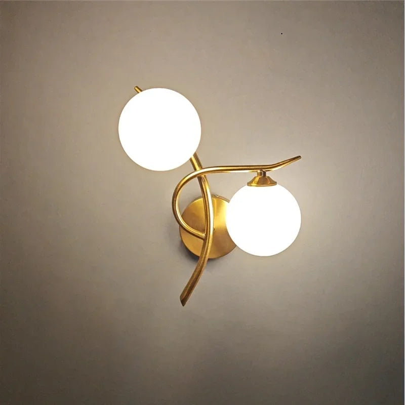 Moderne Glazen Bol Wandlamp met Gouden Afwerking