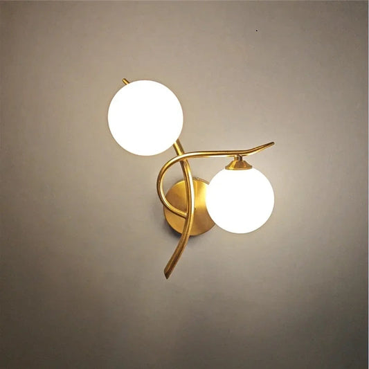 Moderne Glazen Bol Wandlamp met Gouden Afwerking
