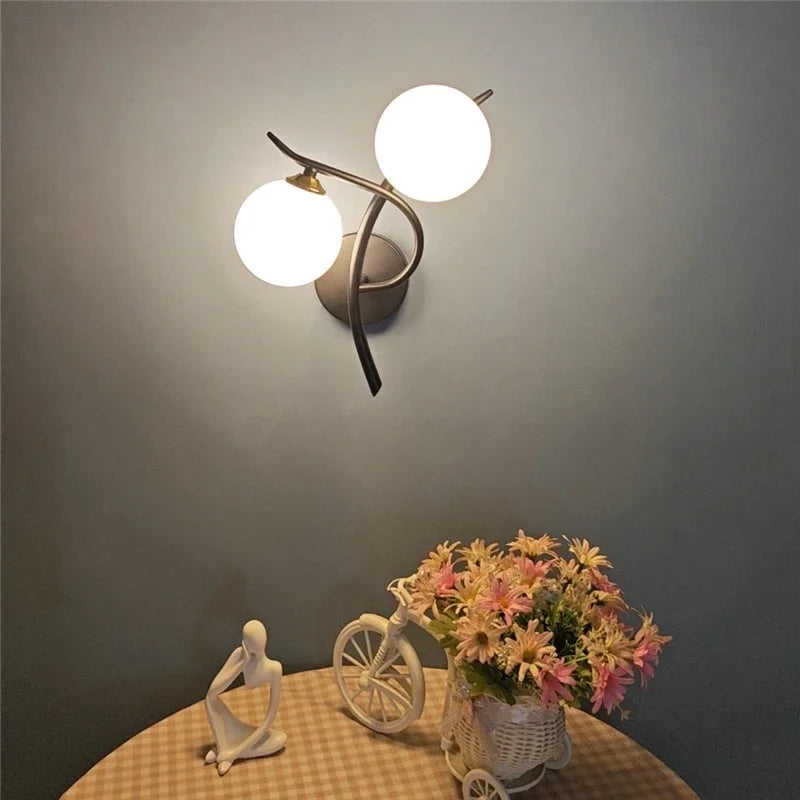 Moderne Glazen Bol Wandlamp met Gouden Afwerking
