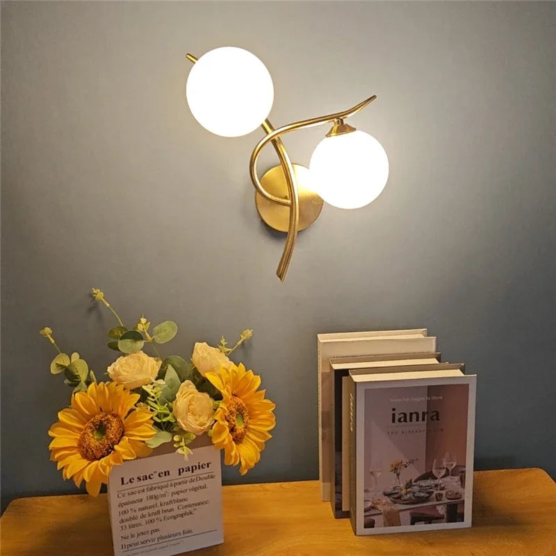 Moderne Glazen Bol Wandlamp met Gouden Afwerking