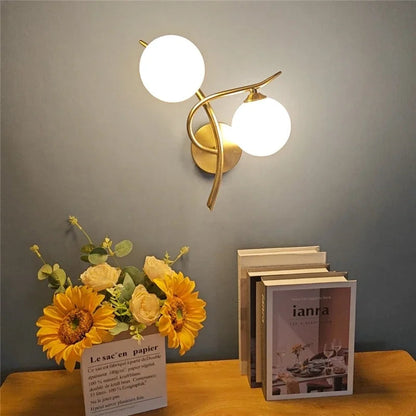 Moderne Glazen Bol Wandlamp met Gouden Afwerking