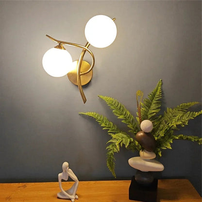 Moderne Glazen Bol Wandlamp met Gouden Afwerking