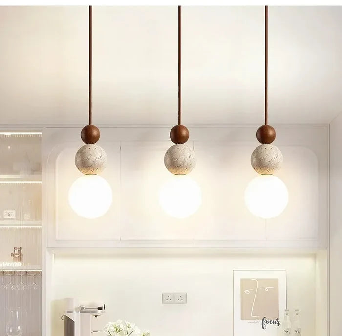 Travertijn en Houten Hanglamp met Opaal Glazen Lamp