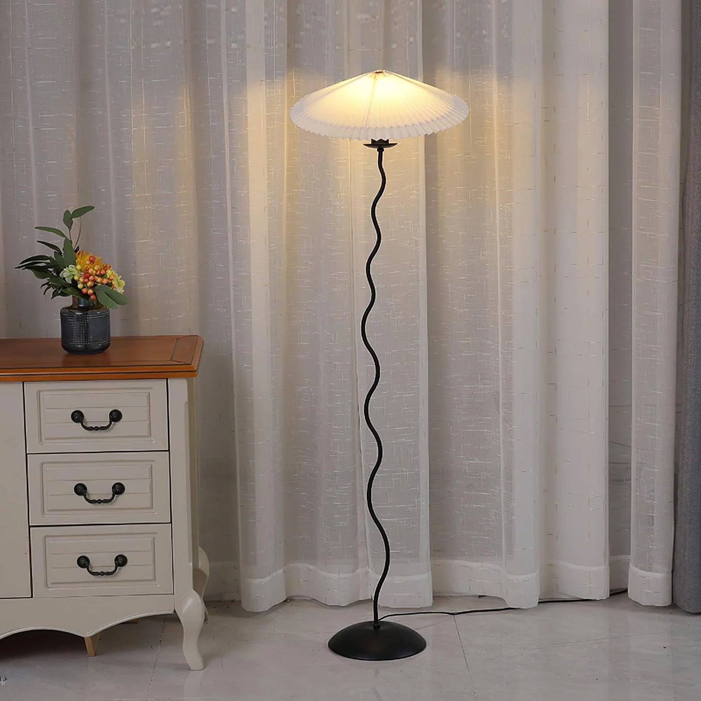 Sculpturale Squiggle Vloerlamp met Geplisseerde Kap