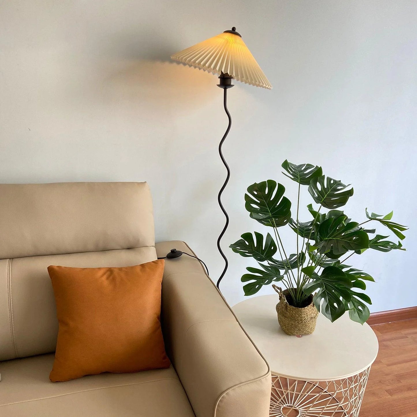 Sculpturale Squiggle Vloerlamp met Geplisseerde Kap